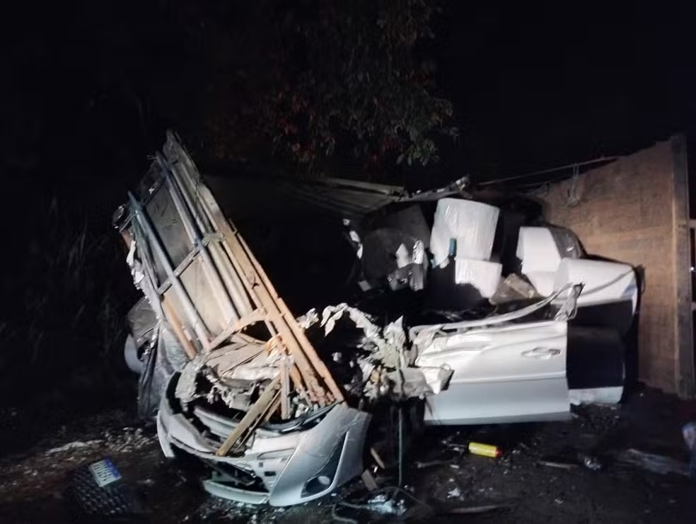 Caminhão capotou e atingiu um automóvel na mesma região da BR-267 em Argirita
