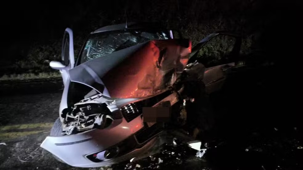 Batida entre dois carros na BR-267, em Argirita