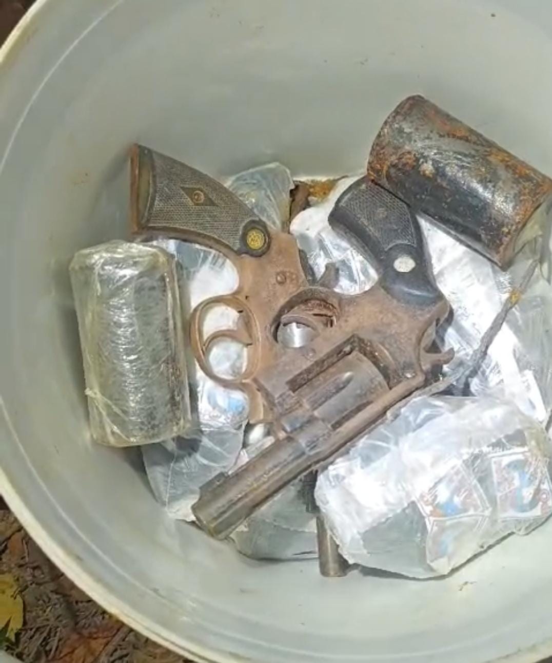 Apreensão de drogas e armas de fogo.