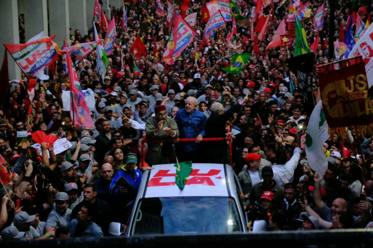 Milhares de pessoas com bandeiras vermelhas ocupam as ruas de Porto Alegre durante caminhada com o presidente Lula, candidato à reeleição | Crédito: Rafael Rosa