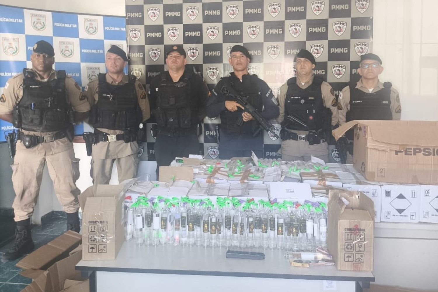 Equipe da PM e materiais apreendidos (Foto: PMMG)