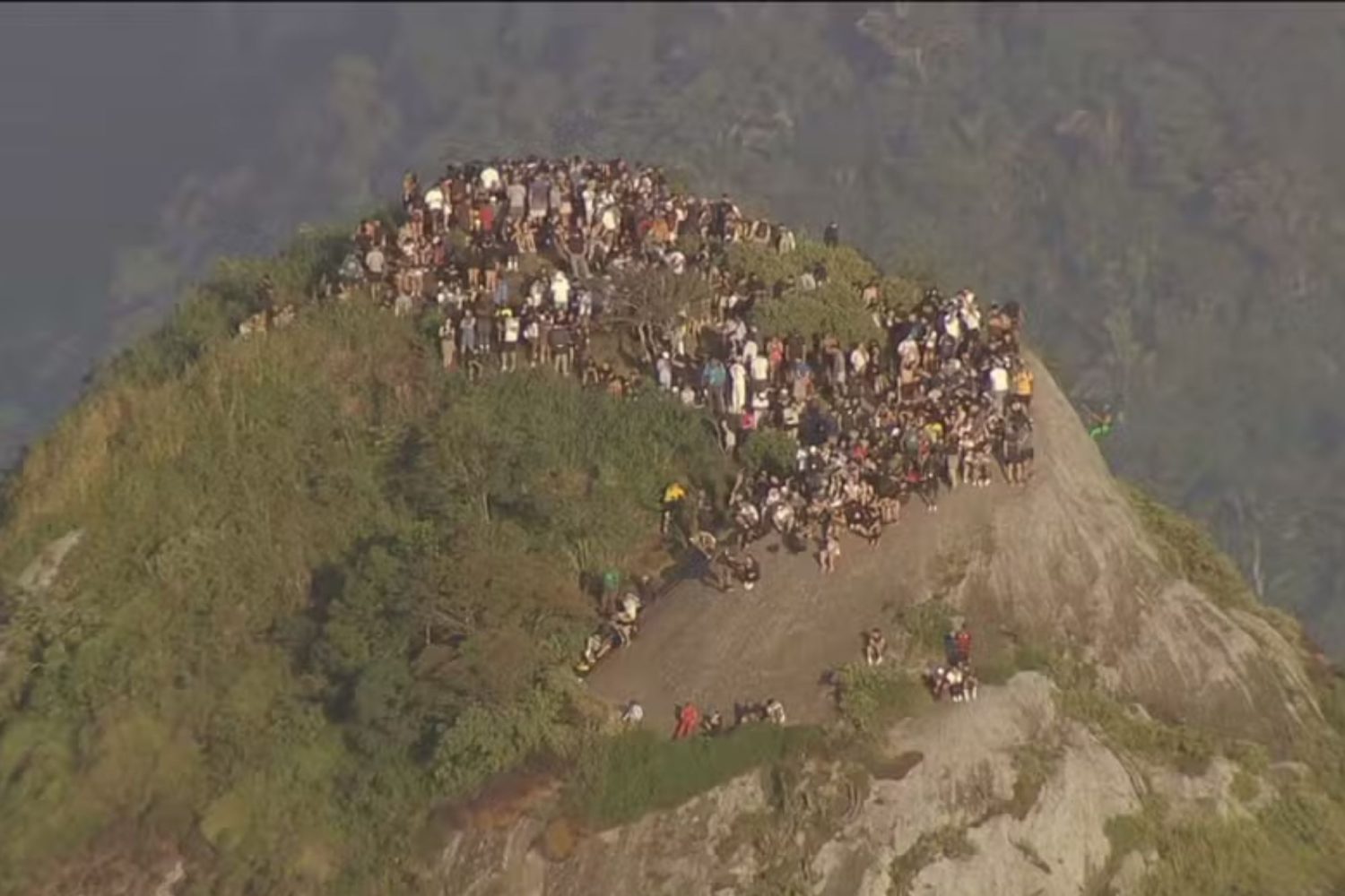 Dezenas de turistas presos no Morro Dois Irmãos durante operação no Vidigal — Foto: Reprodução/TV Globo