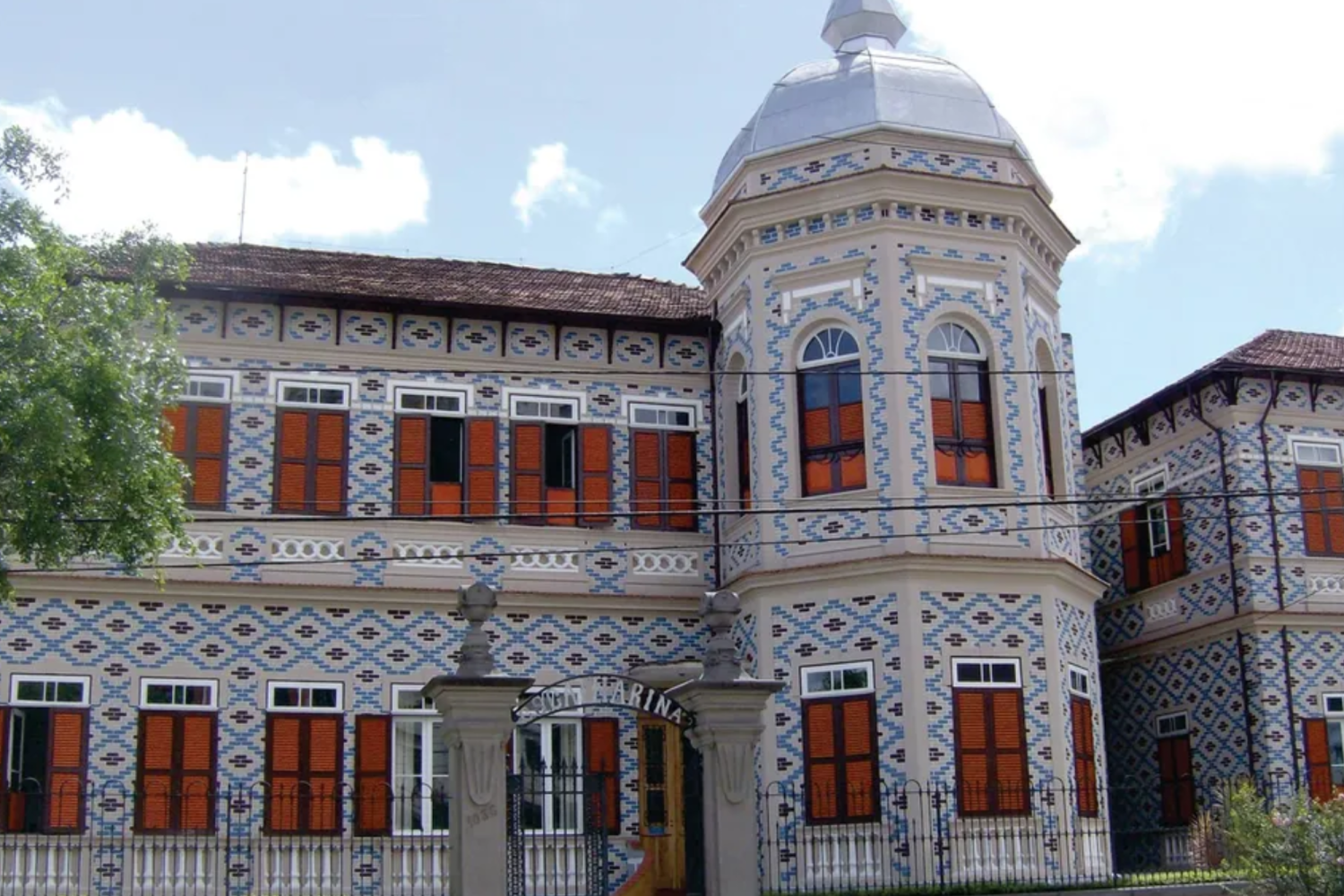 Fachada do Colégio Santa Catarina em Juiz de Fora — Foto: Facebook/Reprodução