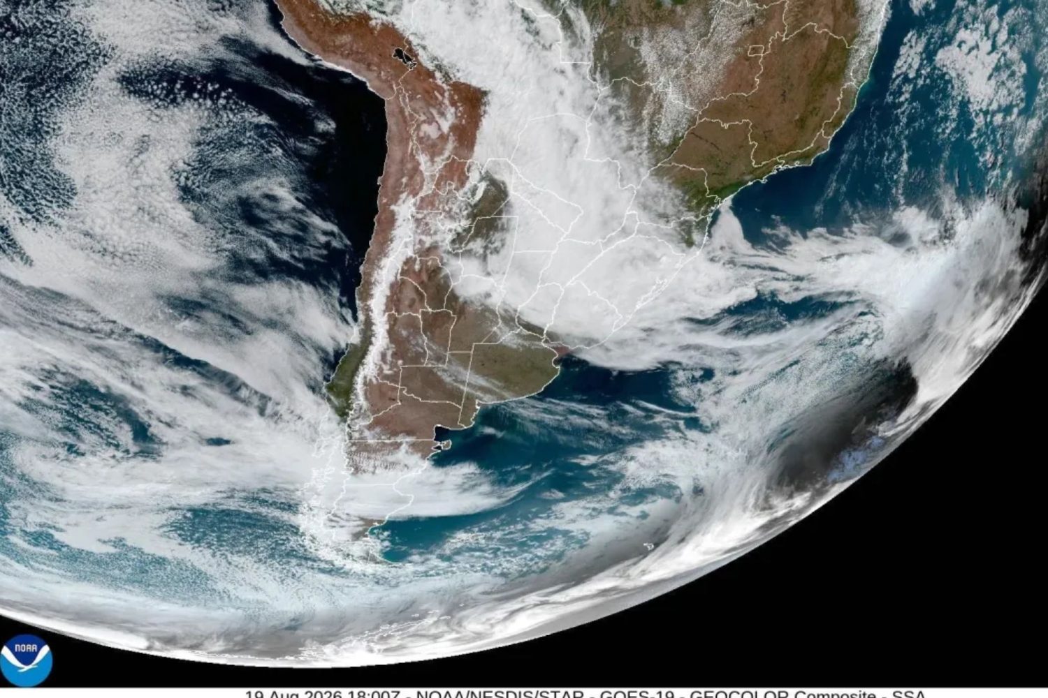 Formação de nuvens em 19 de agosto no Sul do Brasil, que devem dar origem ao ciclone extratropical  • NOAA/NESDIS/STAR