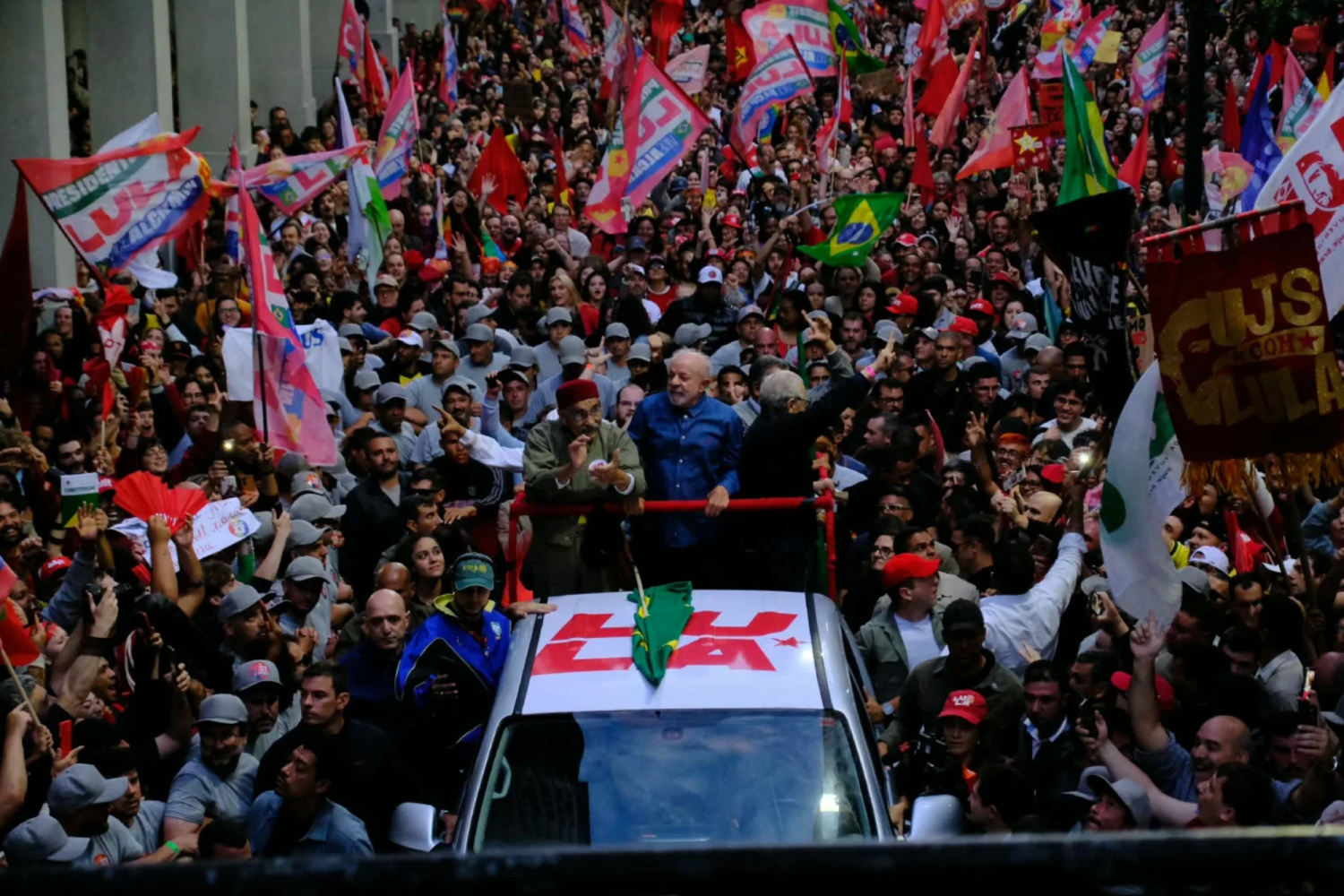 Milhares de pessoas com bandeiras vermelhas ocupam as ruas de Porto Alegre durante caminhada com o presidente Lula, candidato à reeleição | Crédito: Rafael Rosa